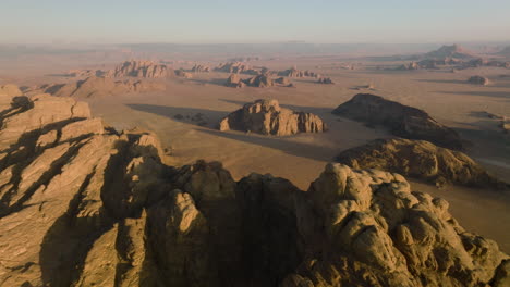 vista panorámica aérea del desierto de wadi rum con enormes formaciones rocosas en jordania