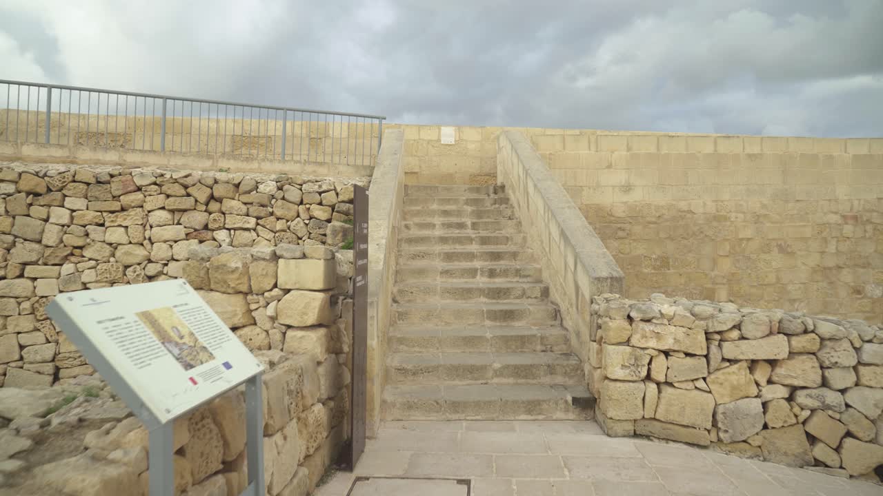 escaleras que conducen a la antigua muralla defensiva de la fotres cittadella