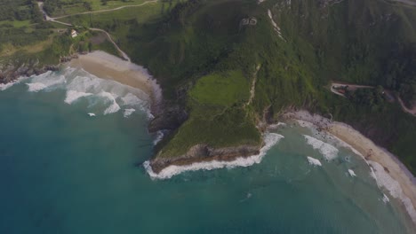 Asturiens-Küste-Ballota-Beach-Wellen,-Die-Zum-Ufer-Und-Zu-Den-Klippen-Im-Norden-Von-Spanien-Rauschen