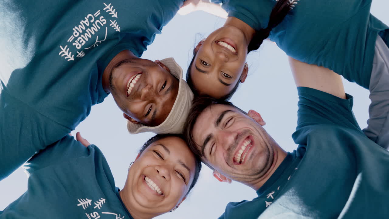 grupo, cara y círculo al aire libre con trabajo en equipo