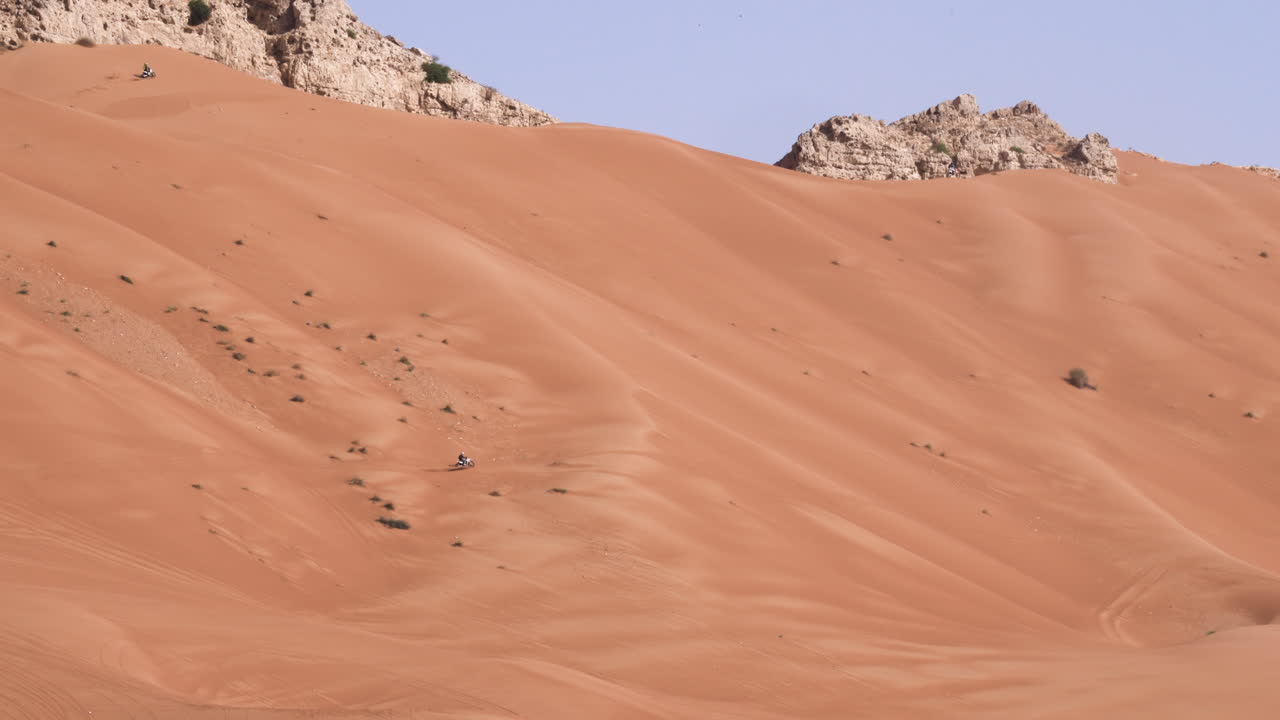 화석 암석, 샤르자, 아랍에미리트 두바이의 높은 사막 모래 언덕을 여행하는 오토바이를 타는 사람들