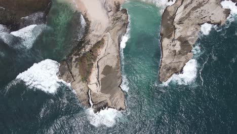 vista aérea o vista desde arriba de la hermosa playa de klayar con el encanto de la arena blanca y el coral en pacitan, indonesia