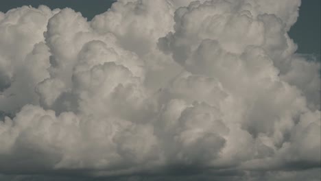 hermosas y enormes nubes de verano que crecen y cambian