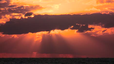 Lapso-De-Tiempo-De-Una-Hermosa-Atardecer-Naranja-Sobre-Un-Océano-Genérico