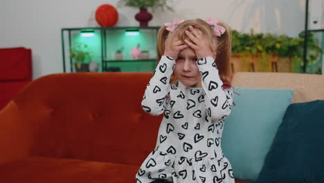 niña adolescente disgustada frotando las sienes para curar el problema del dolor de cabeza, sufriendo de migraña