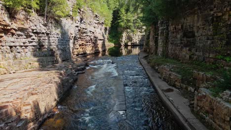 Der-Wundervolle-Ausable-Chasm-River-Im-Bundesstaat-New-York-Fließt-Durch-Die-Adirondack-Region,-Wie-In-Dieser-Drohnenaufnahme-Zu-Sehen-Ist,-Die-Dem-Flusslauf-Folgt