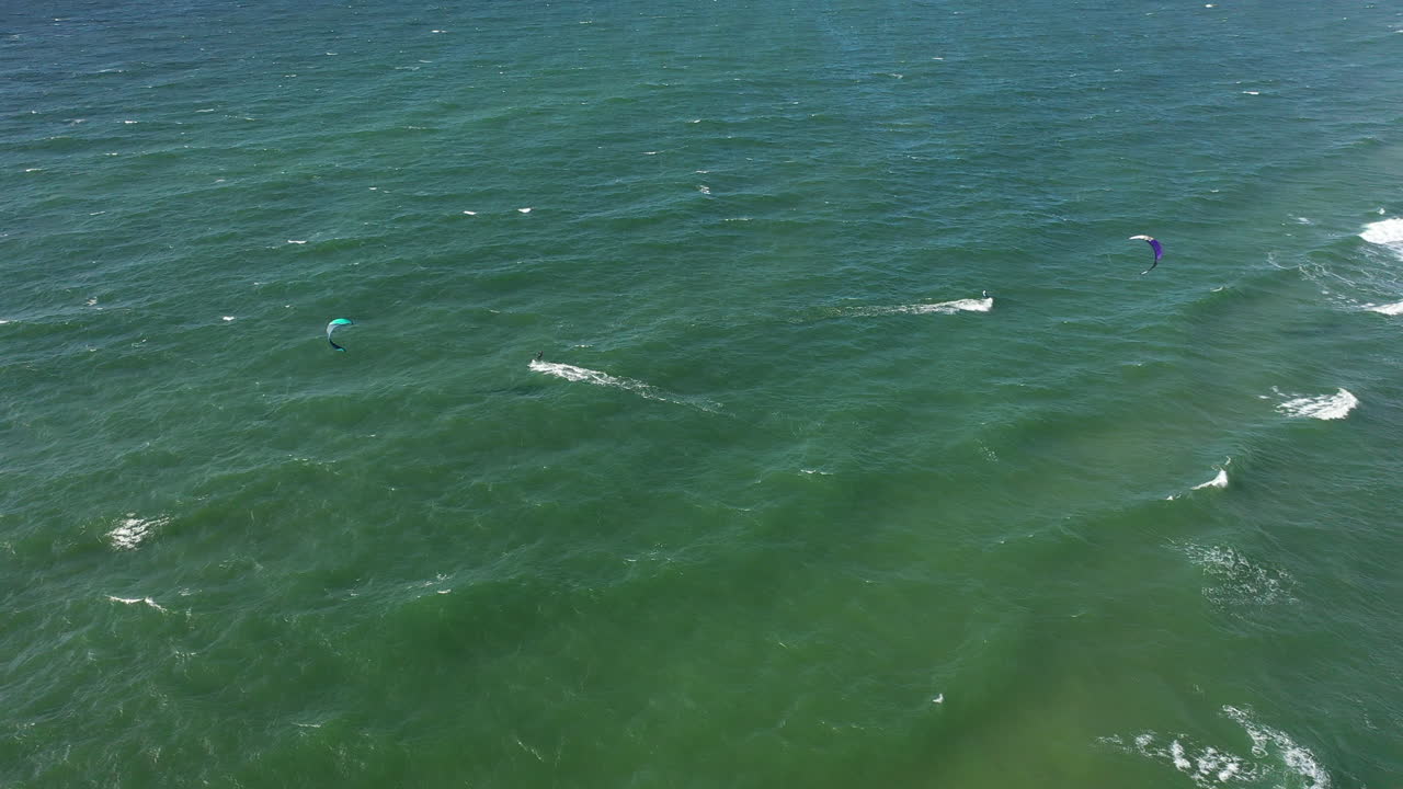 공중:자연광에서 완벽한 화창한 날씨에 녹색 발트해에서 서퍼의 잠긴 샷