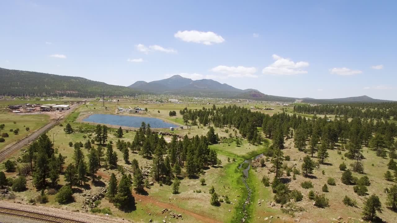 아리조나 윌리엄스 근처의 고립된 연못까지 한 쌍의 평행 철로를 지나가는 공중
