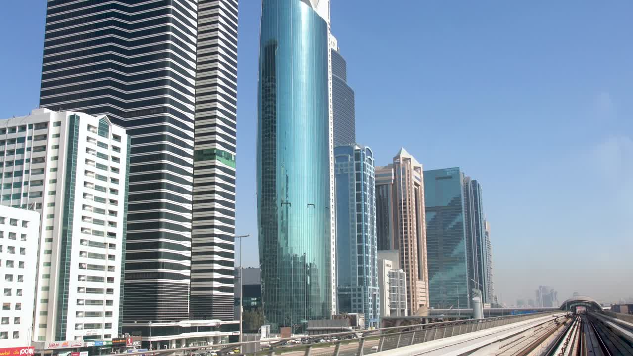 edificios de dubai vista desde el metro al aire libre
