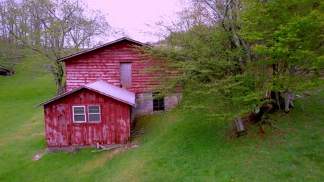 Luftabzug-Aus-Der-Red-Barn-In-Der-Nähe-Von-Boone-And-Blowing-Rock,-North-Carolina,-North-Carolina