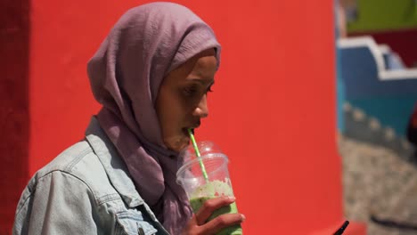 mujer joven con hijab fuera y alrededor de la ciudad