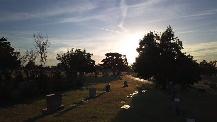 Lenta carrellata aerea attraverso un cimitero durante il tramonto