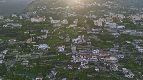 Ravello,-Italien,-Luftaufnahme-V2,-Filmischer-Überflug-Und-Umgebung-Des-Stadtzentrums,-Aufnahme-Malerischer-Hügelviertel-Und-Berglandschaft-Mit-üppiger-Vegetation-Bei-Sonnenuntergang-–-Aufgenommen-Mit-Mavic-3-Cine-–-Mai-2023