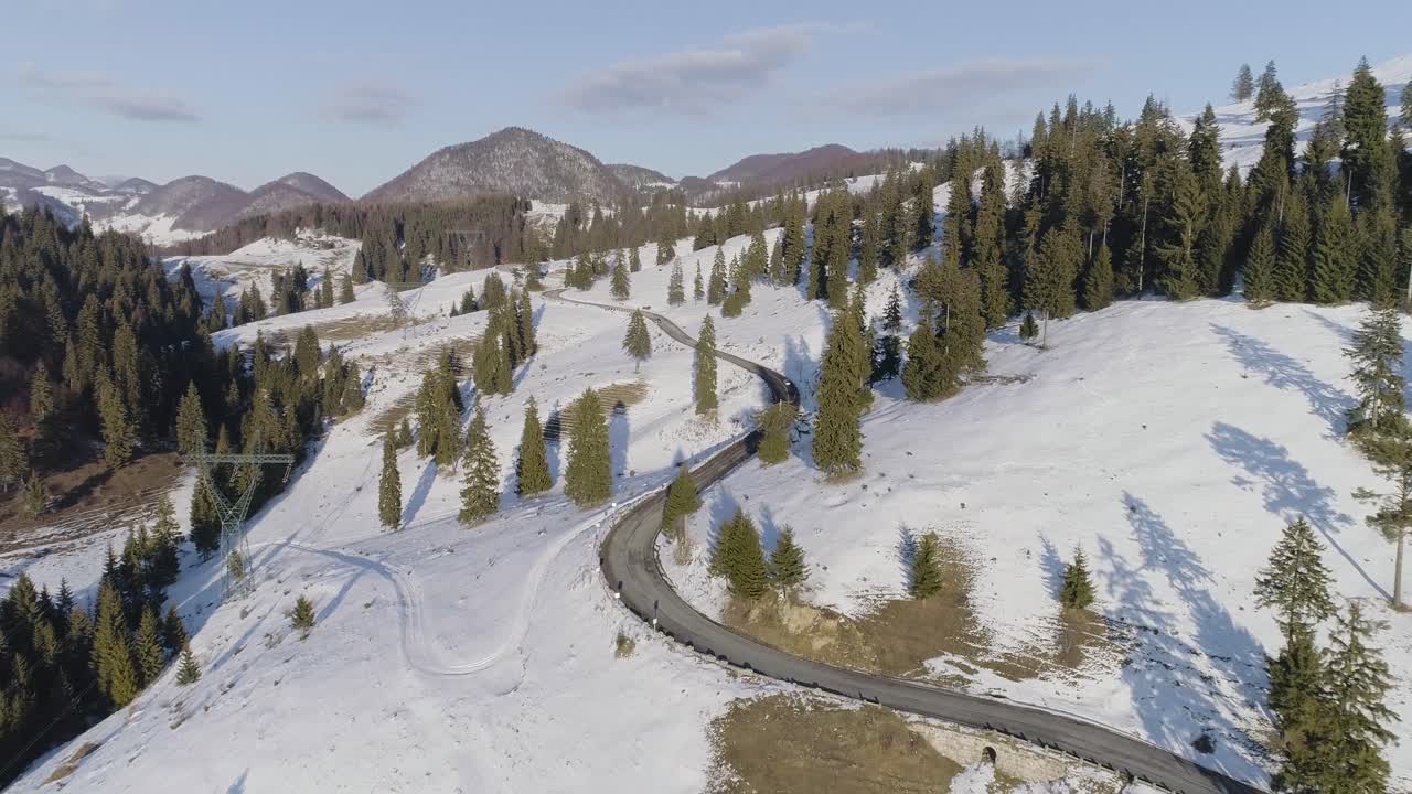vista aérea de una carretera rural en rumania al atardecer durante el invierno