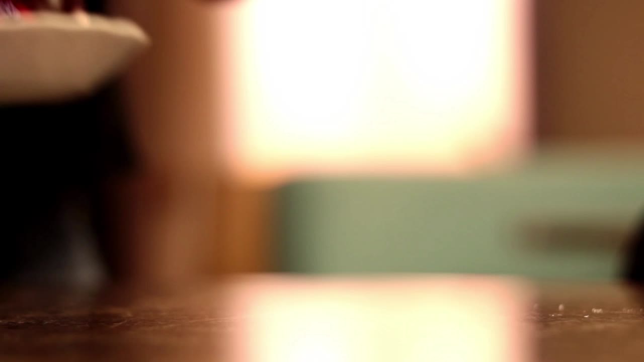 친구 들 이 카페 에서 차 와 커피 를 마시고 있다