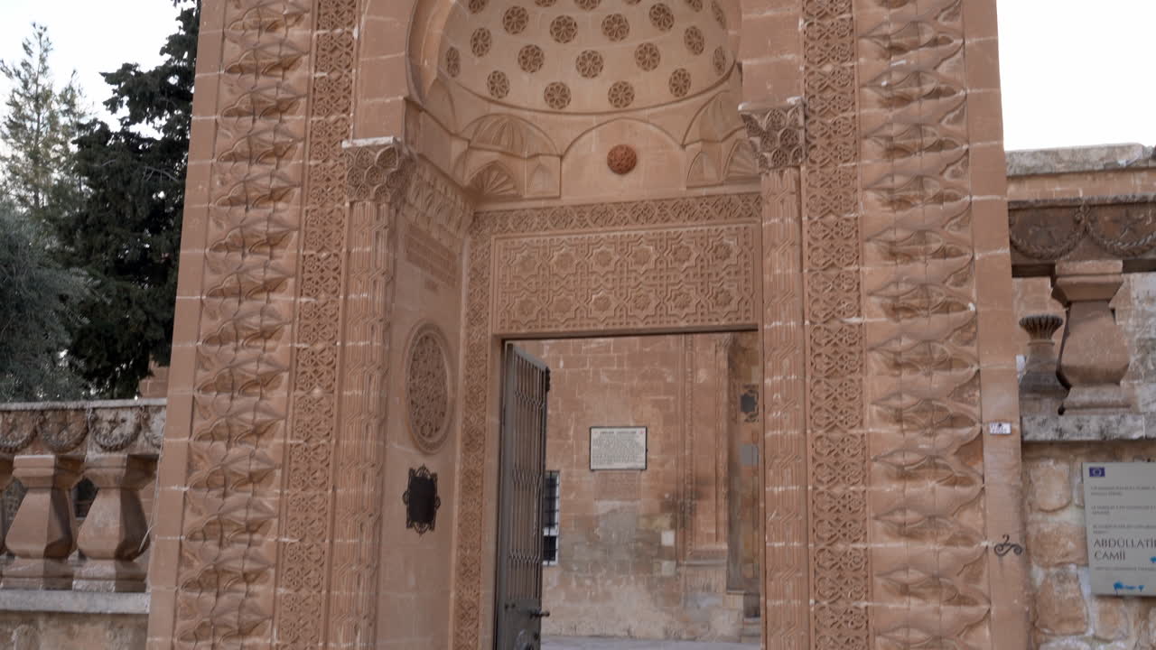 entrada principal del jardín de la mezquita mardin latifiye en un día nublado
