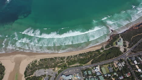 Inclinaciones-Aéreas-Verticales-Desde-Anglesea-Hasta-La-Bahía-Oceánica-Poco-Profunda-En-Australia