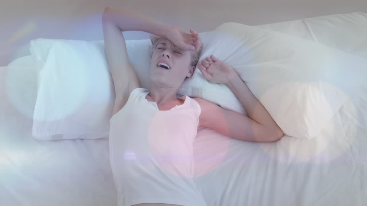 백인 여성이 깨어나는 빛의 반점의 애니메이션