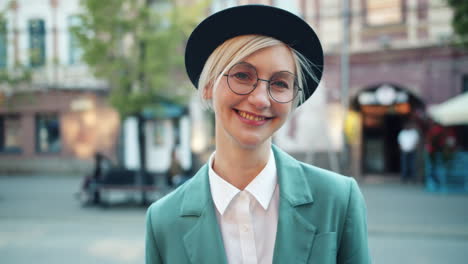 mujer sonriente en una calle de la ciudad