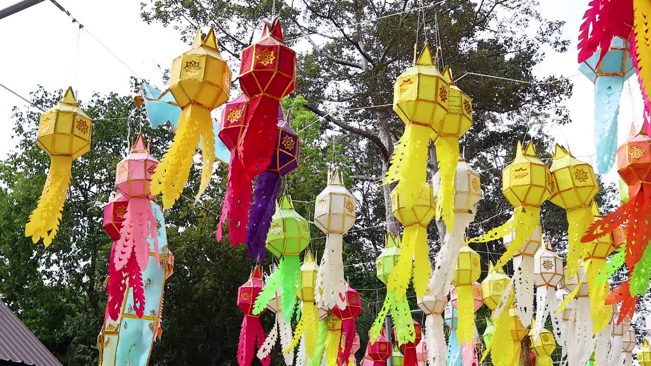 아유타야 의 야외 에 매달린 활기찬 등불