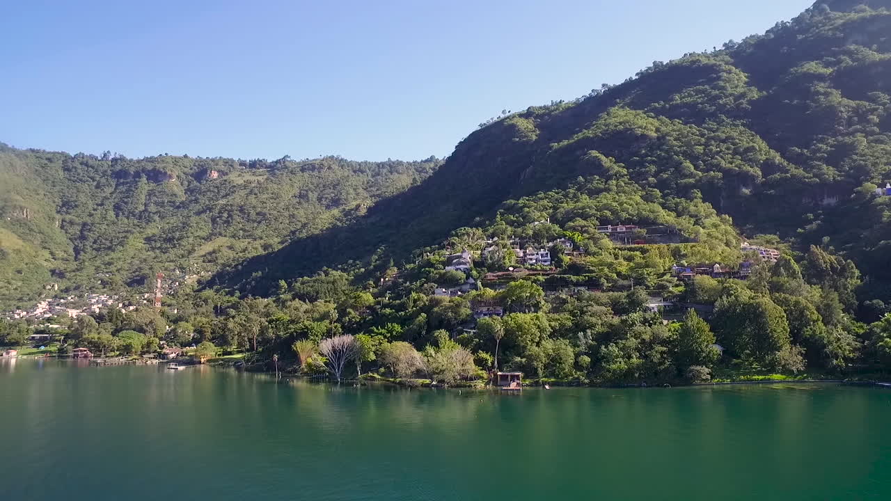 과테말라의 아마티틀란 호수의 해안선 위로 공중