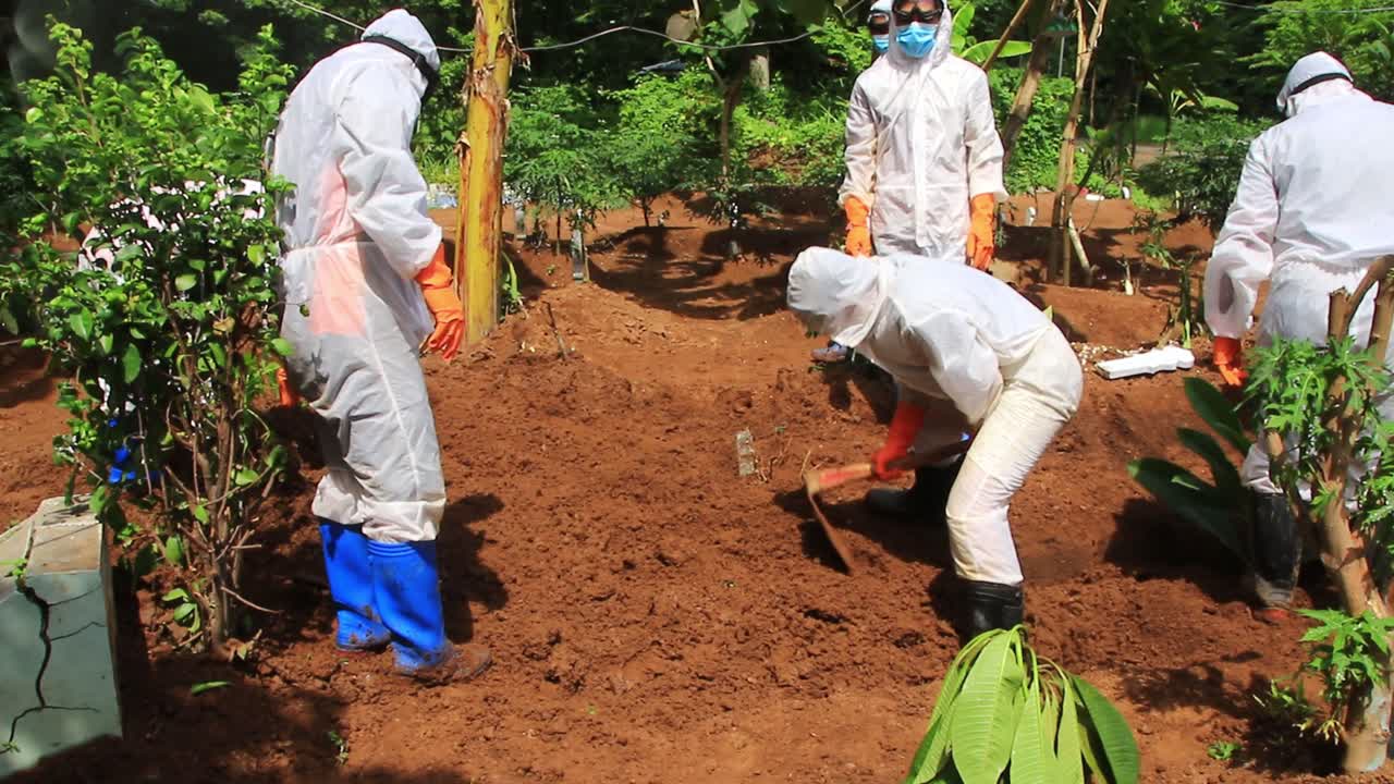 The funeral process of a corpse infected with the corona virus with the Covid-19 protocol,