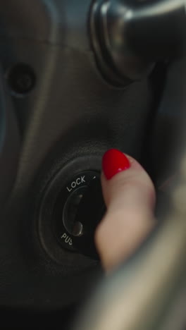 la mano de una mujer joven gira la llave de encendido en el coche que comienza el viaje. la mujer conductor comienza el automóvil volviendo a casa después de un día de trabajo de cerca enfoque suave