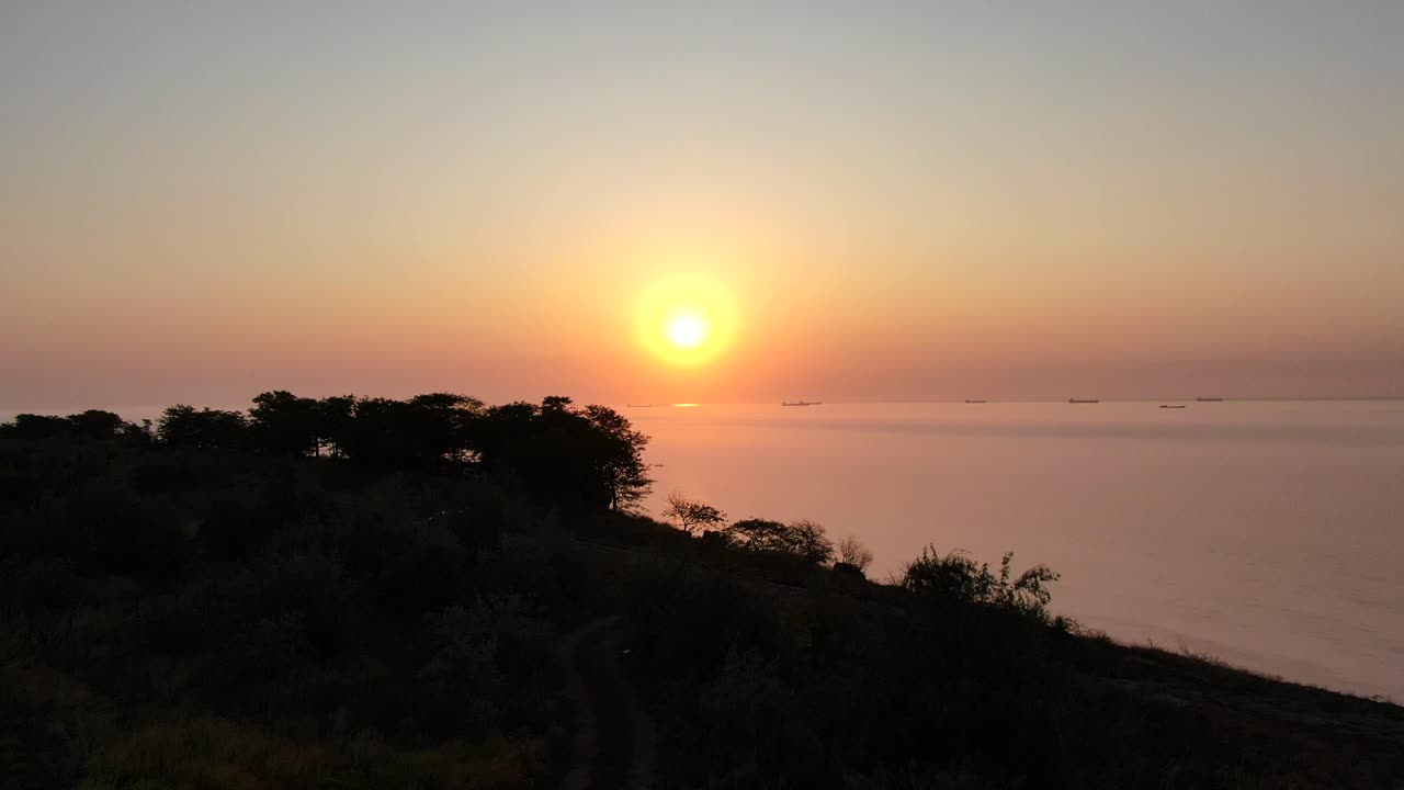 Um nascer do sol de manhã cedo na orla marítima.