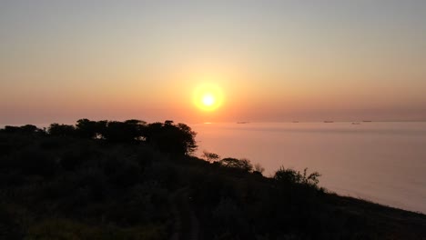 un lever de soleil tôt le matin sur la ligne seasore