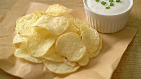 papas fritas con salsa de crema agria