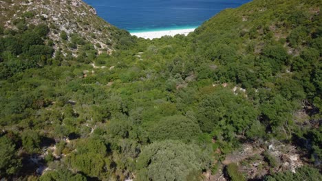 impresionante vista de la playa de fteri en la bahía escondida