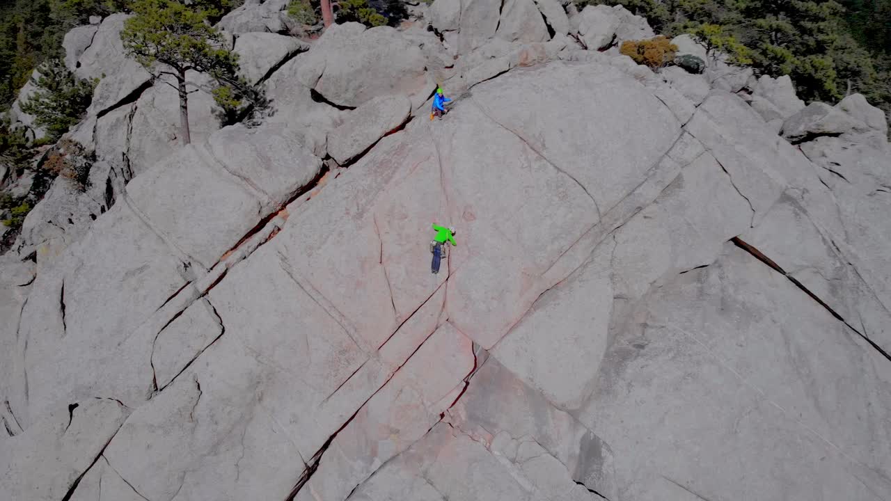 escaladores en la ladera de una colina en boulder colorado