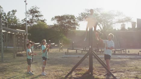 Grupo-De-Niños-Caucásicos-Entrenando-En-El-Campo-De-Entrenamiento