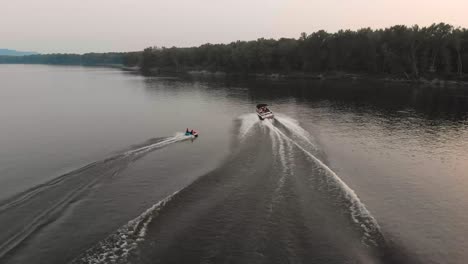 Tubing-Bei-Sonnenuntergang-Auf-Dem-Mississippi