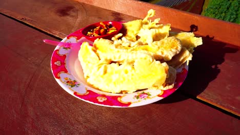 Indonesian-traditional-food-Pisang-Goreng-and-Tempe-Goreng-served-on-a-plate