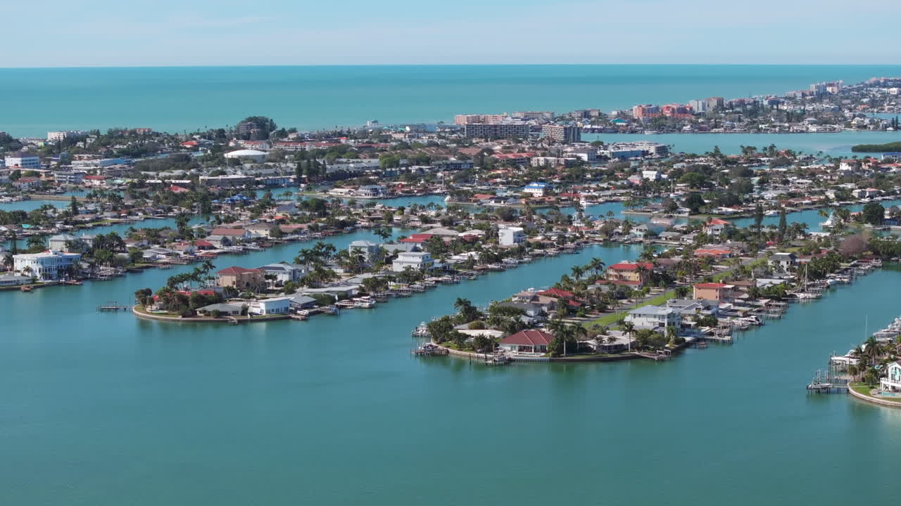 플로리다의 트레저 아일랜드에 있는 럭셔리 이웃인 팔름 섬의 드론 뷰