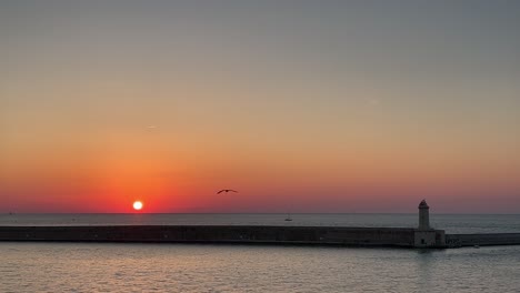 faro del puerto de livorno al atardecer en italia