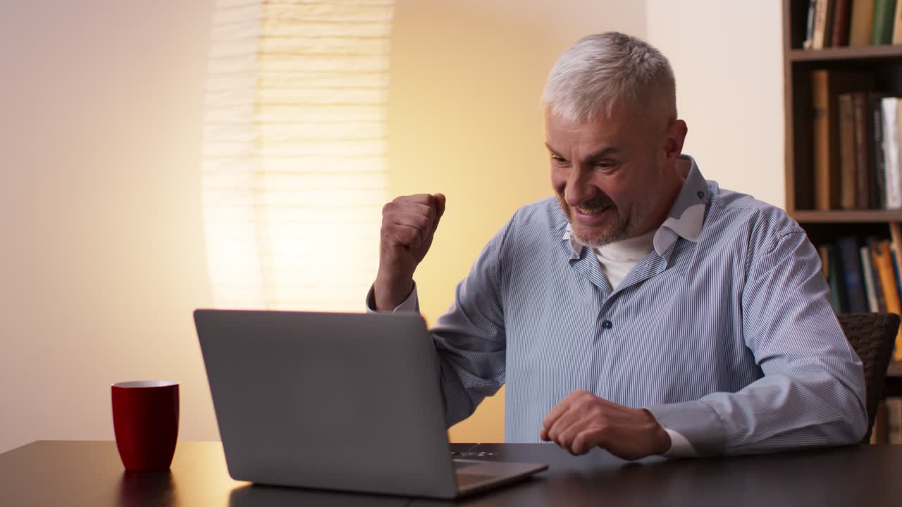 hombre feliz celebrando el éxito en línea