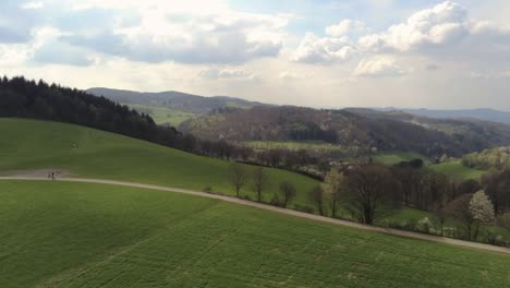 Abstieg-über-Einen-Schönen-Grünen-Hügel-In-Deutschland