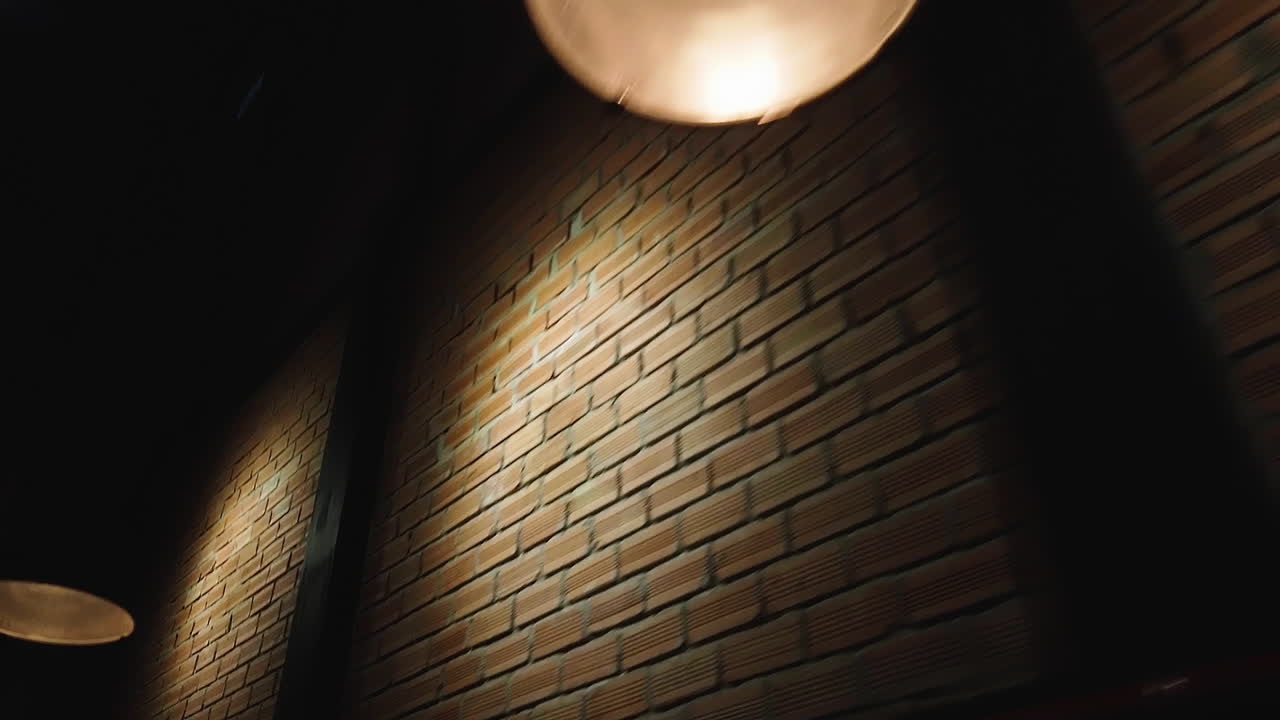 un drama de misterio de suspenso de cine negro que espera desarrollarse a altas horas de la noche en un callejón oscuro con piscinas de iluminación industrial anticuada en una pared de ladrillos en el antiguo saigón, pero la ubicación podría ser cualquier lugar