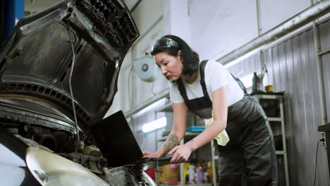 Frau-Arbeitet-An-Einer-Garage