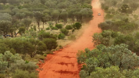 Pista-De-Carreras-De-Buggy-De-Sobrevuelo-De-Drones-Aéreos-En-La-Carrera-Del-Desierto-De-Finke-En-El-Interior-Australiano,-Teleobjetivo-4k