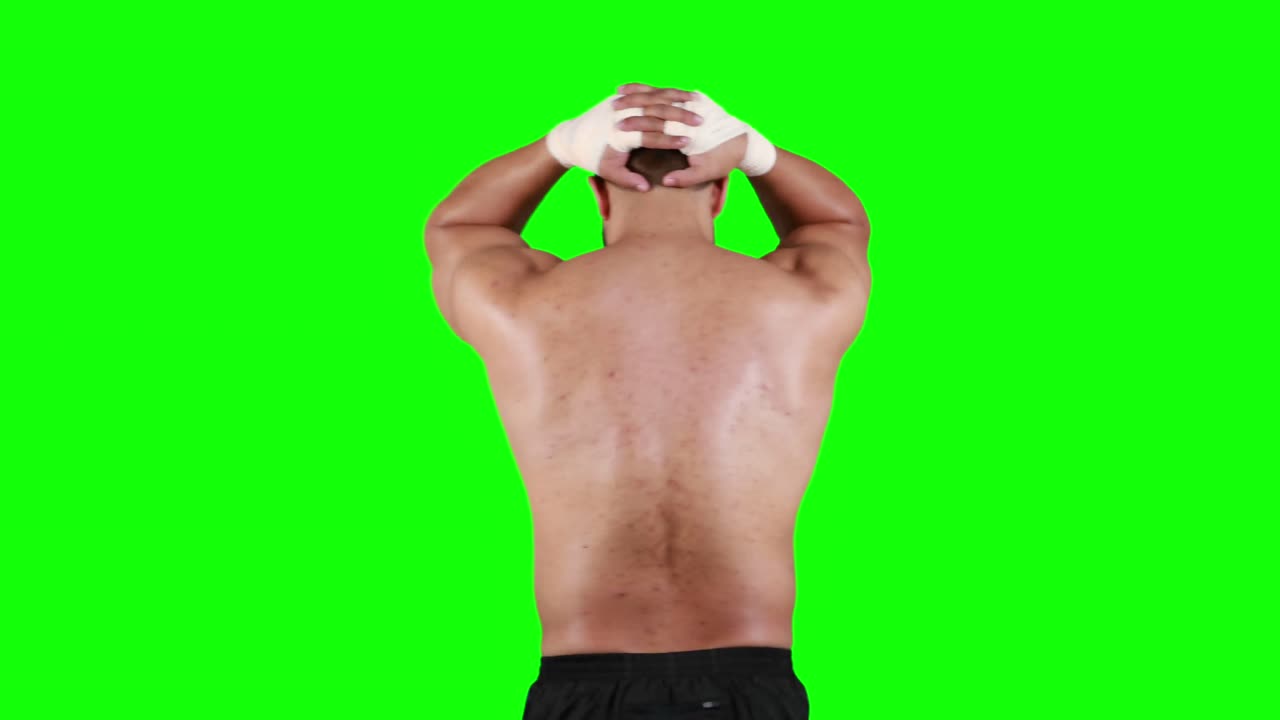 hombre musculoso con las manos detrás de la cabeza