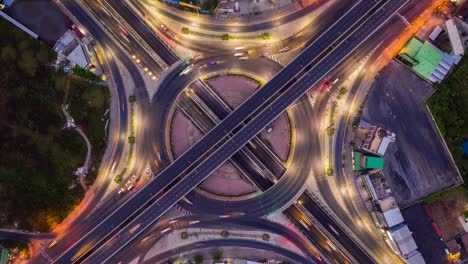 vista aérea del lapso de tiempo del tráfico en el círculo de intersección. tráfico ocupado por la noche