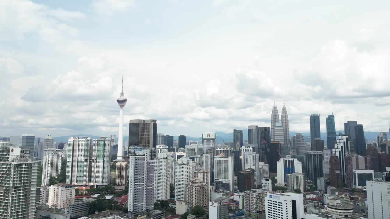Ripresa aerea con drone della KL Tower e delle Petronas Twin Towers a Kuala Lumpur, Malesia