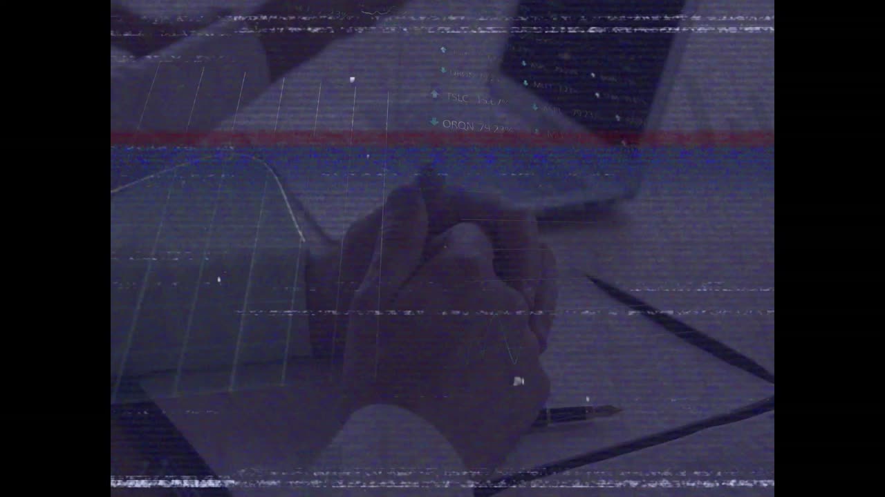 노트북에서 비디오 통화를 하는 사업가 의 중간 섹션 위 에 vhs 오류 효과 의 애니메이션