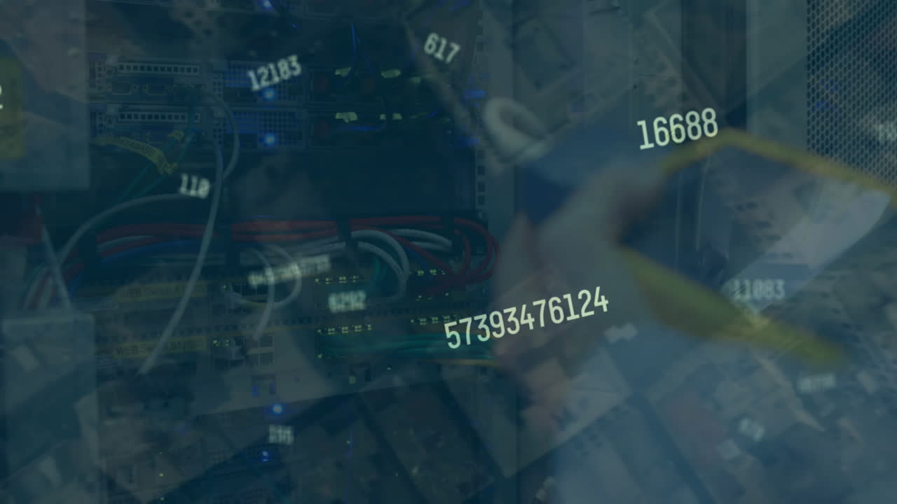 animación de números cambiantes sobre la sección media de un ingeniero masculino sosteniendo un dispositivo en la sala del servidor