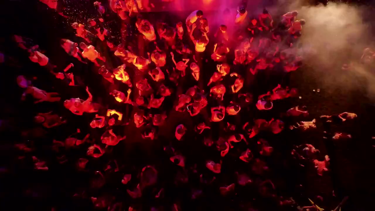 Letecký pohled na dav tančící na hudebním festivalu v nočním klubu