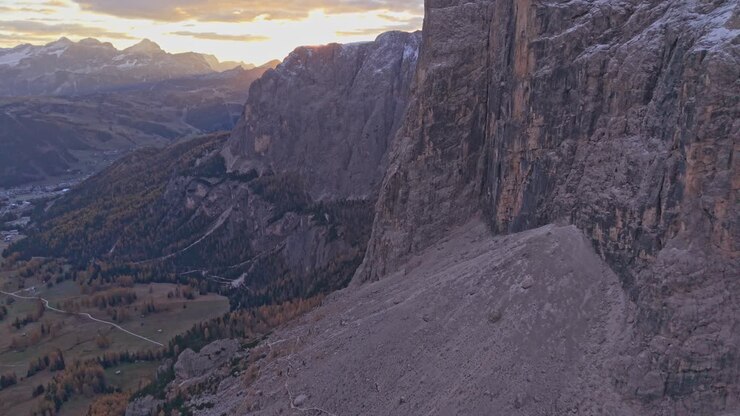 Scena aerea di un viaggio all'alba attraverso il Passo Gardena nelle Dolomiti