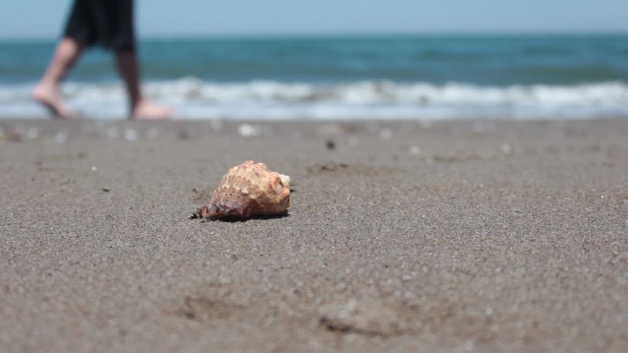 슬리퍼 배경으로 해변을  ⁇ 고 있습니다.